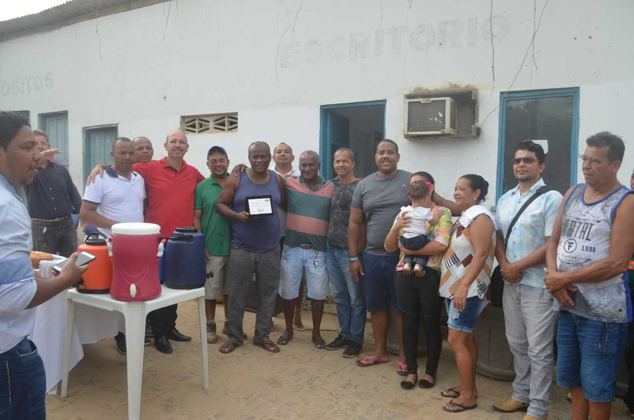 Camacã: Funcionário recebe Placa de Reconhecimento pelos 40 anos de serviço prestados a prefeitura
